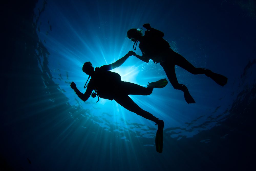 2 people scuba diving